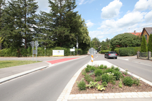 Die ausgebaute Ortsdurchfahrt von Babenhausen mit der neuen Mittelinsel auf Höhe des Schulzentrums. 