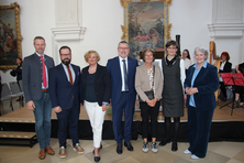 Im Kreuzherrnsaal vor den Musikern haben sich zum Gruppenbild von links aufgereiht: Landrat Alex Eder, Oberbürgermeister Jan Rothenbacher, Regierungspräsidentin Barbara Schretter, Betram Hörtensteiner, Inge Hörtensteiner, Bereichsleiterin Susanne Reif, Ursula Abt.  