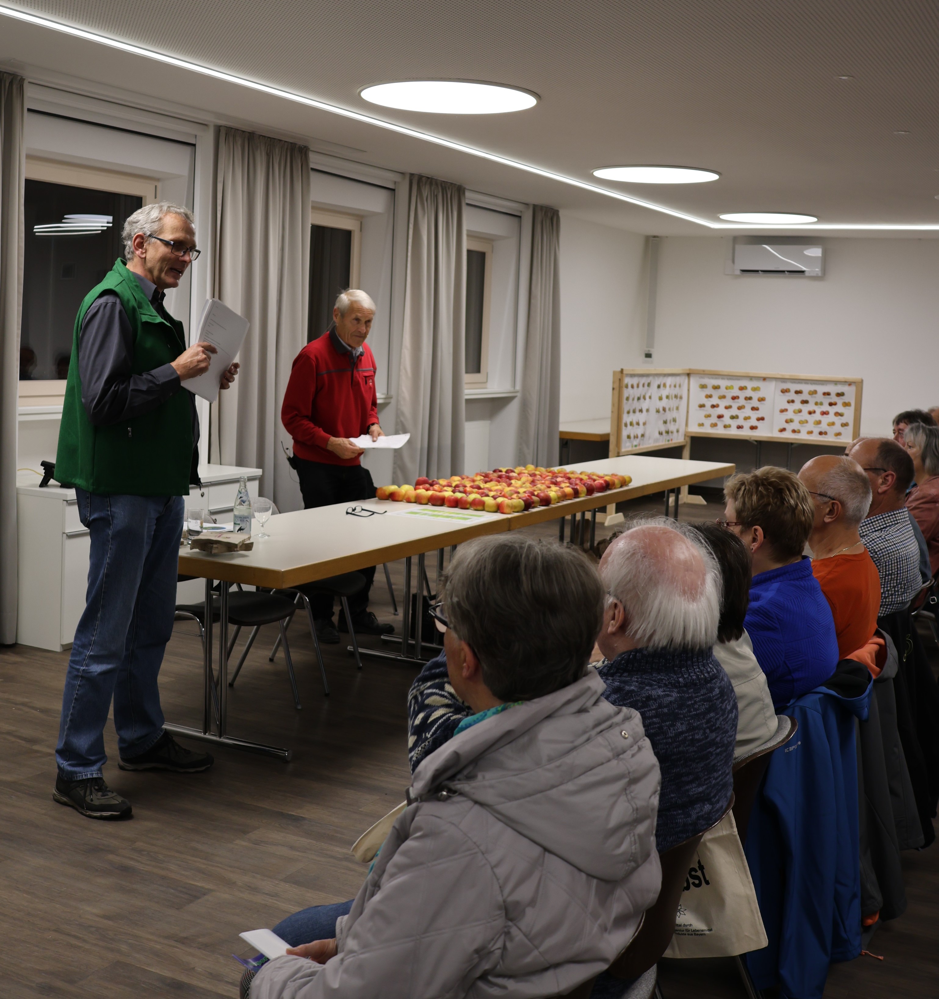 Zum Bild: Apfelexperte Anton Klaus (rechts) und Kreisfachberater Markus Orf (links) bei der Apfelverkostung im Landratsamt
Foto: Brigitte Neumeier/Landratsamt Unterallgäu